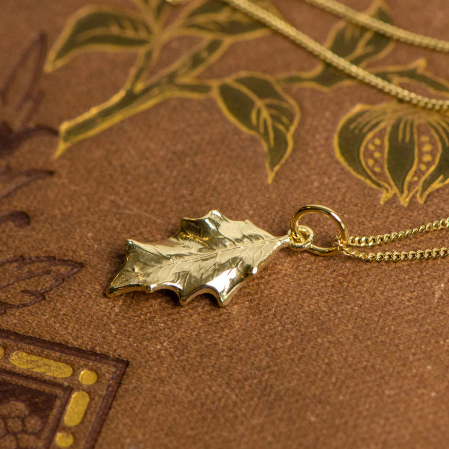 9ct Gold Holly Leaf with 16 Inch Gold chain
