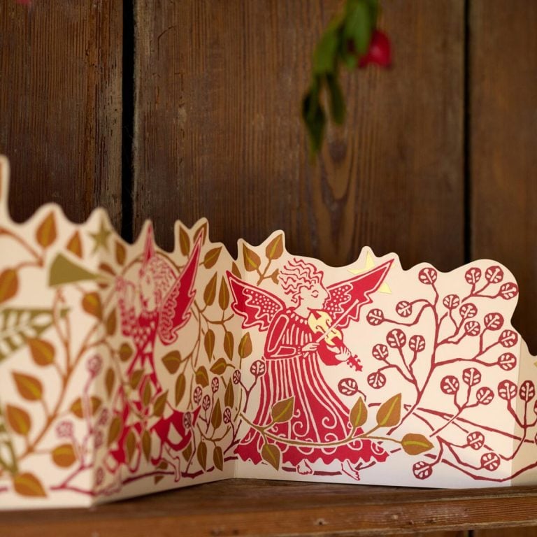Splendid Shelf Decoration Leaves and Berries