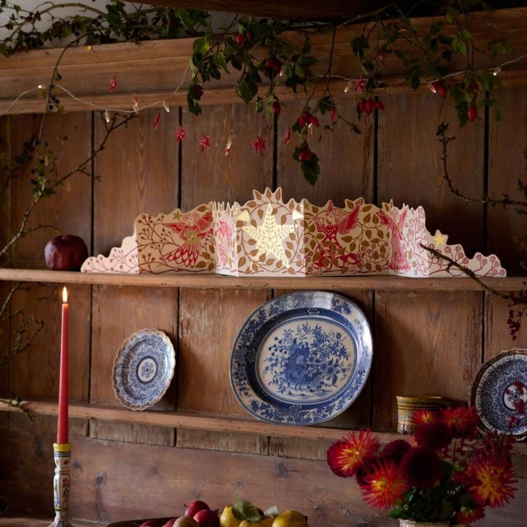 Splendid Shelf Decoration Leaves and Berries
