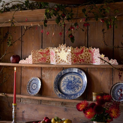 Splendid Shelf Decoration Leaves and Berries
