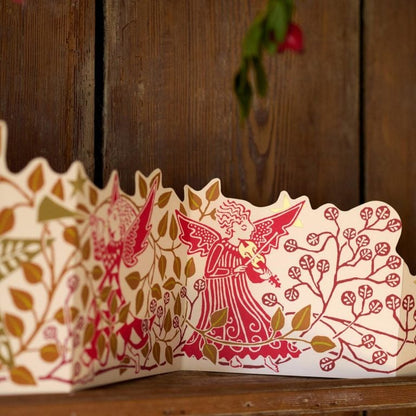 Splendid Shelf Decoration Leaves and Berries